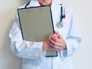バインダーを持った医師