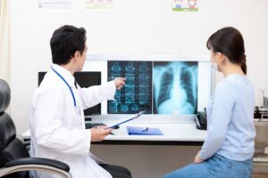 画像を見ながら患者に説明する医師