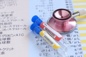 血液検査と聴診器