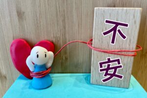 不安を抱える人形