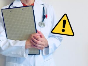 カルテを持った医師とビックリマーク