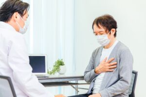 胸が苦しいと医師に訴える男性