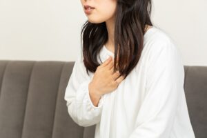 食道に違和感を覚える女性