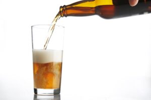 ビールをコップに注ぐ