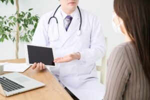 医師から説明を受ける女性