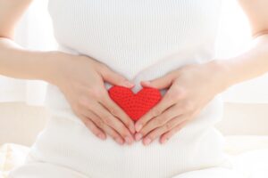 お腹に手を当てる人