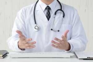 説明する医師