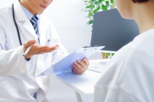 医者が患者に説明している