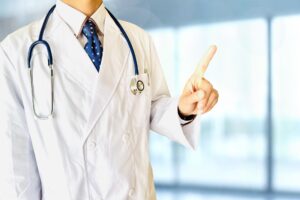 ポイントを伝える医師