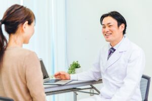患者と笑顔で話す医師