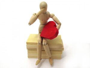 体調で悩みを抱える人形