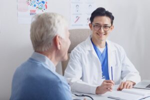 笑顔で患者と話す医師