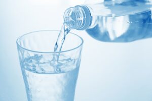 ガラスのコップに注がれる水